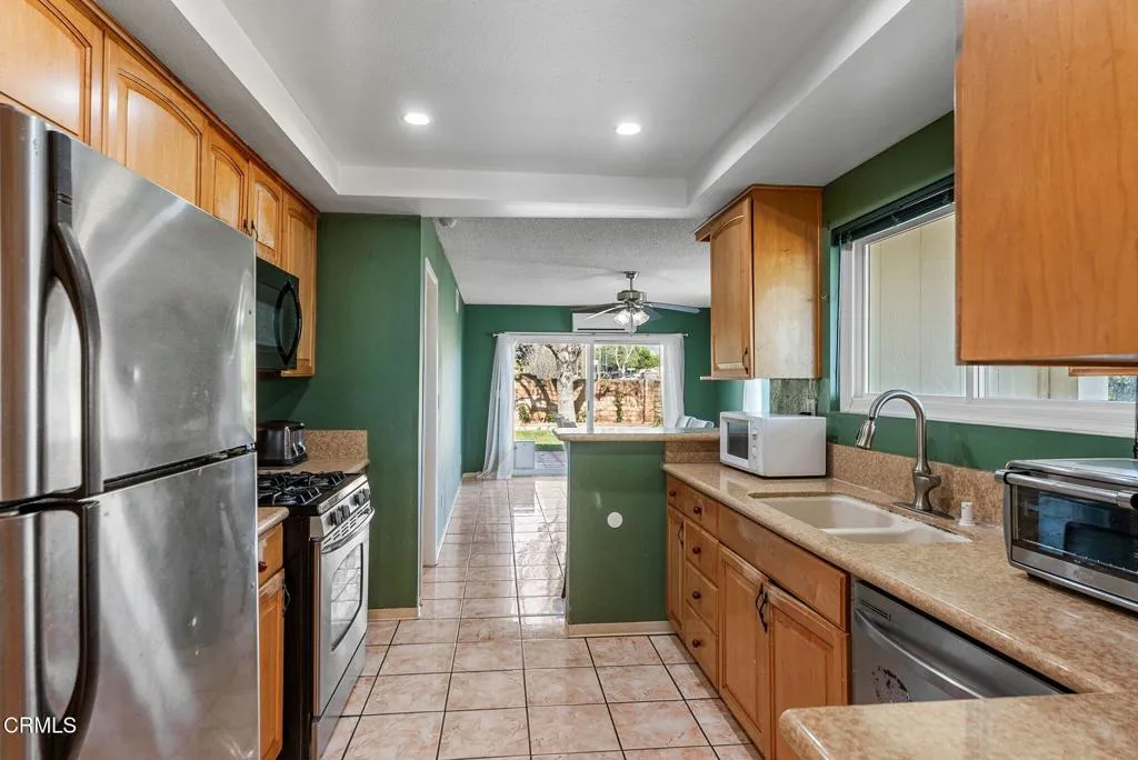 12446 Herrick Avenue, Sylmar, California 91342 home-pic-12