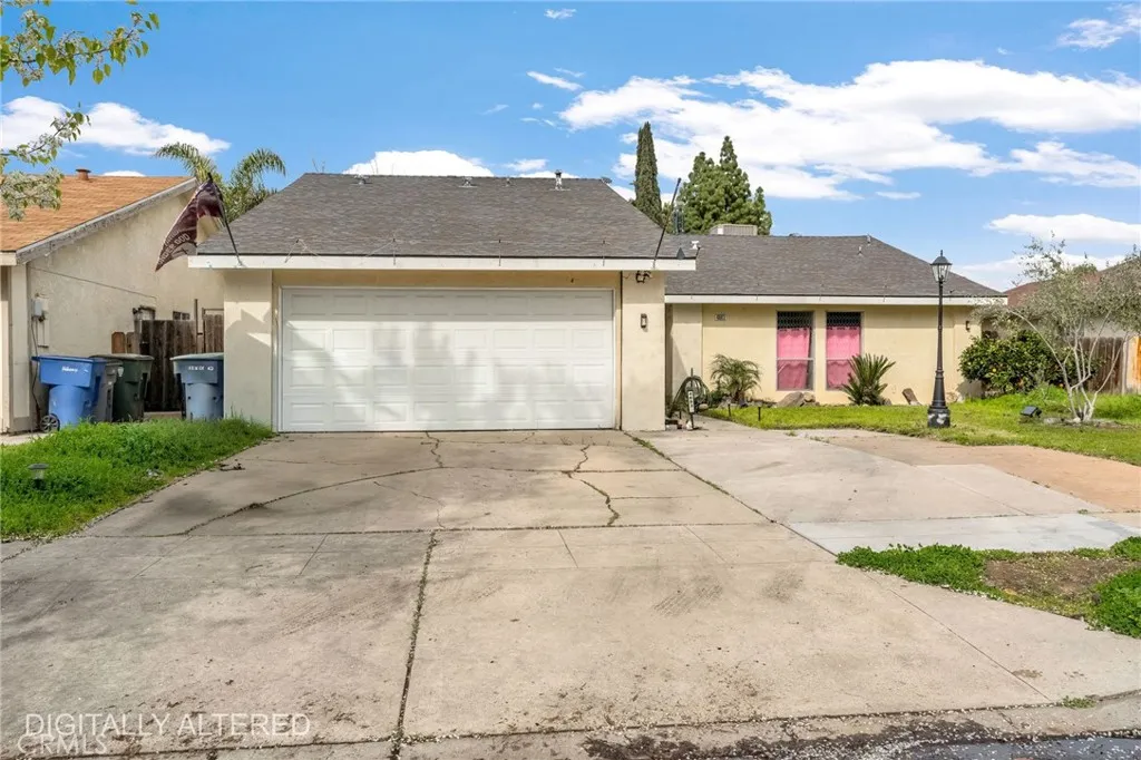 4883 E Geary Street, Fresno, California 93725 home-pic-1