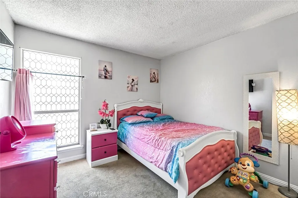 4883 E Geary Street, Fresno, California 93725 home-pic-24