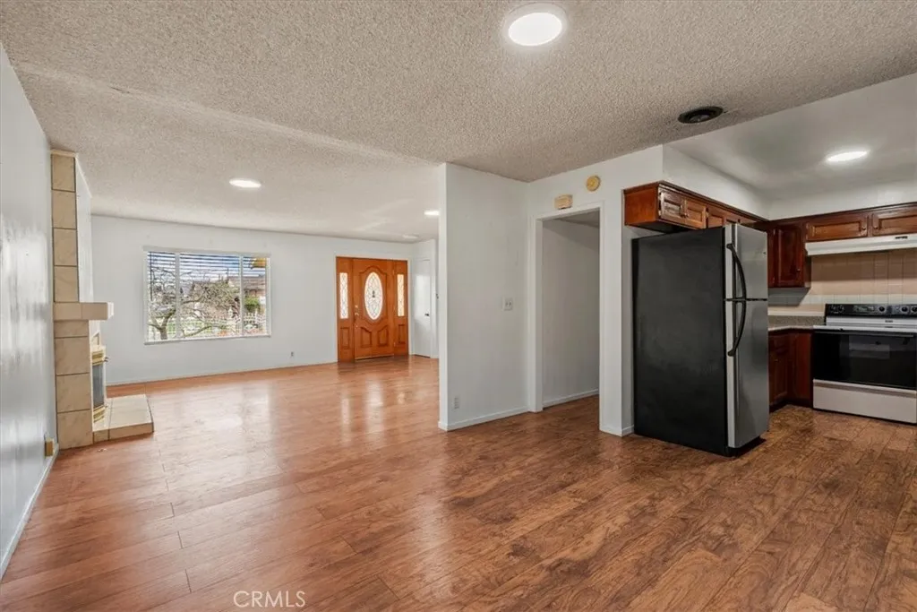 21403 Catskill Avenue, Carson, California 90745 home-pic-6