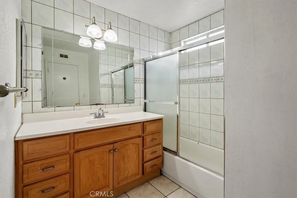21403 Catskill Avenue, Carson, California 90745 home-pic-16