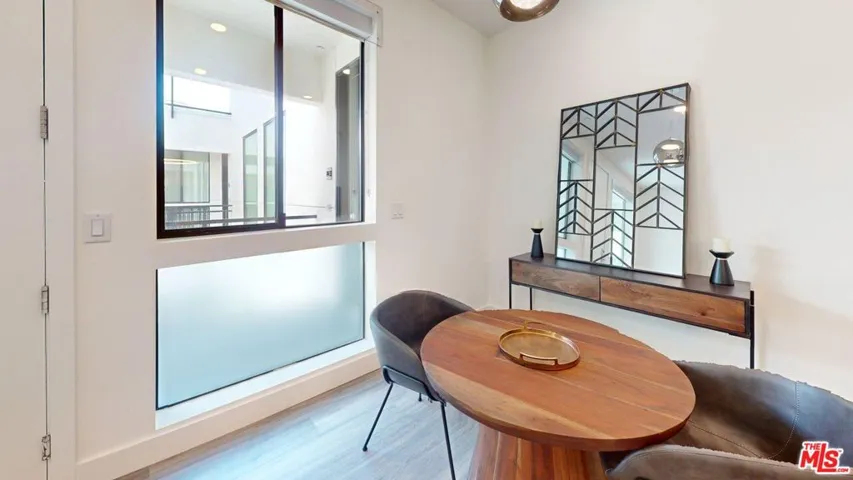 model unit dining area