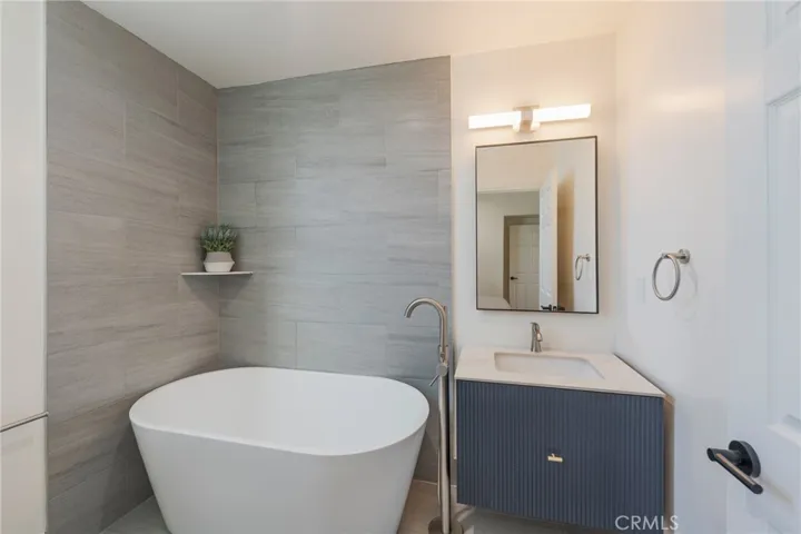 712 1/2 N Chestnut Ave, Los Angeles, California 90042
