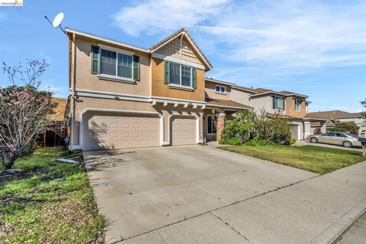 View of front of house featuring stucco siding, an attached garage, and concrete driveway