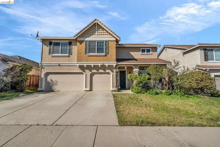 View of front of home featuring stucco siding, a garage, and concrete driveway