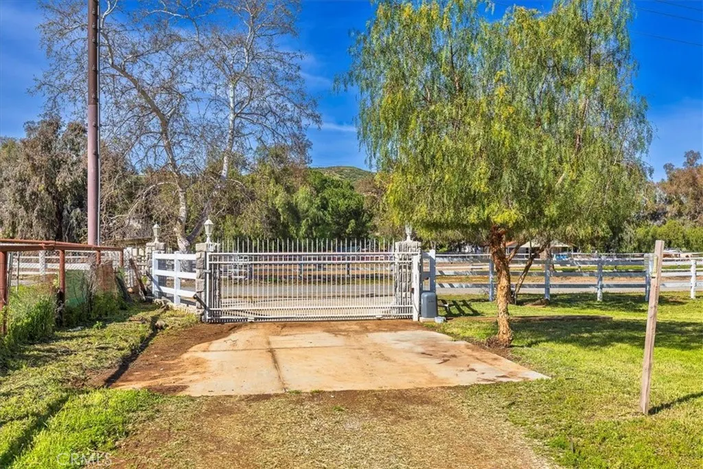 23100 Rolling Meadows Drive, Perris, California 92570 home-pic-2