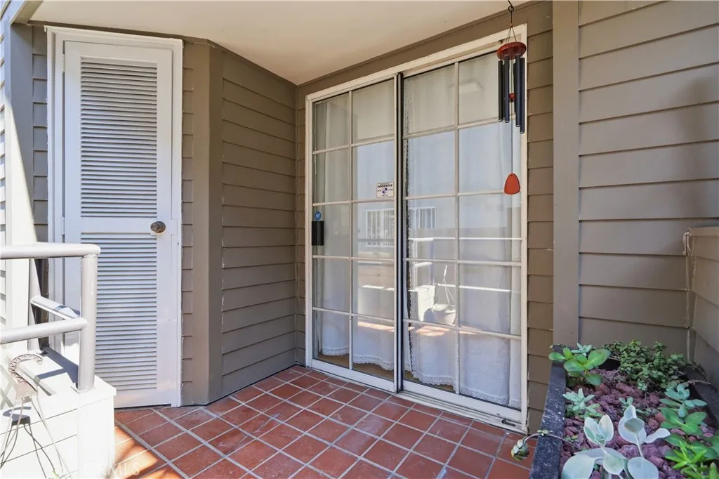 2364 Duane Street 5, Los Angeles, California 90039 home-pic-17