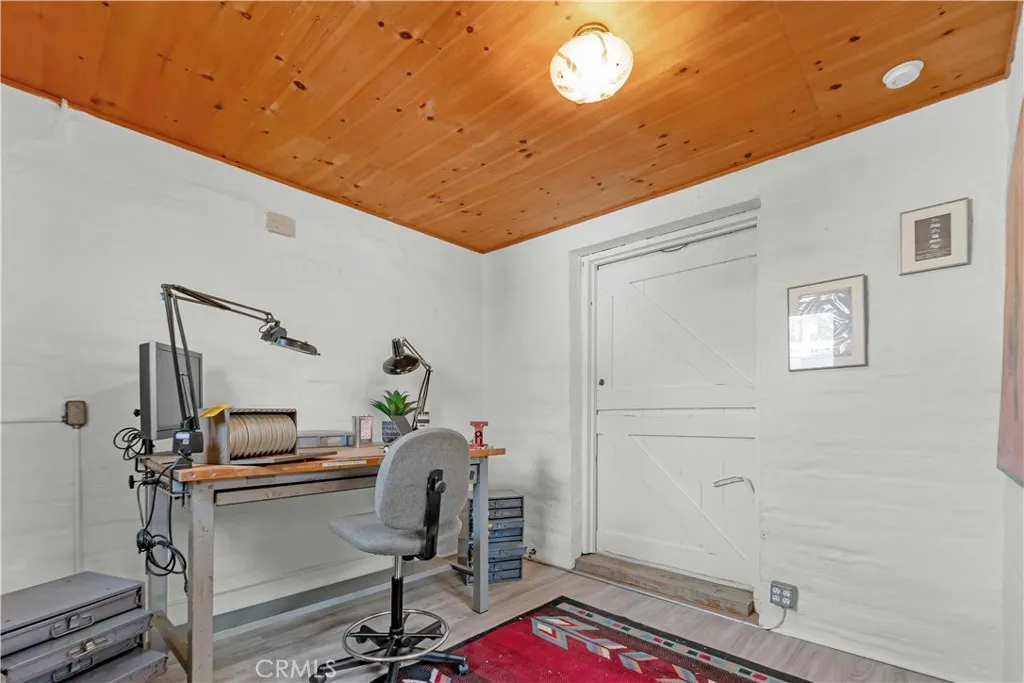 1321 W Valleyheart Drive, Burbank, California 91506 home-pic-36