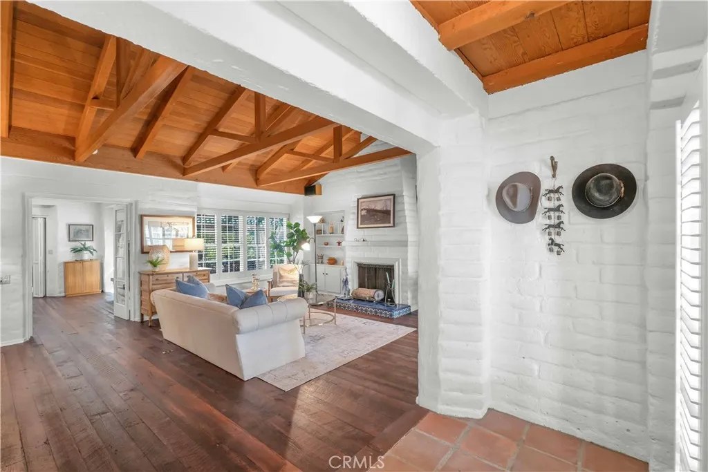 1321 W Valleyheart Drive, Burbank, California 91506 home-pic-4