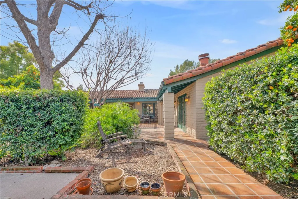 1321 W Valleyheart Drive, Burbank, California 91506 home-pic-50