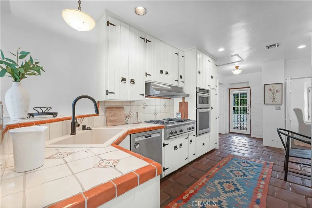 1321 W Valleyheart Drive, Burbank, California 91506 home-pic-14