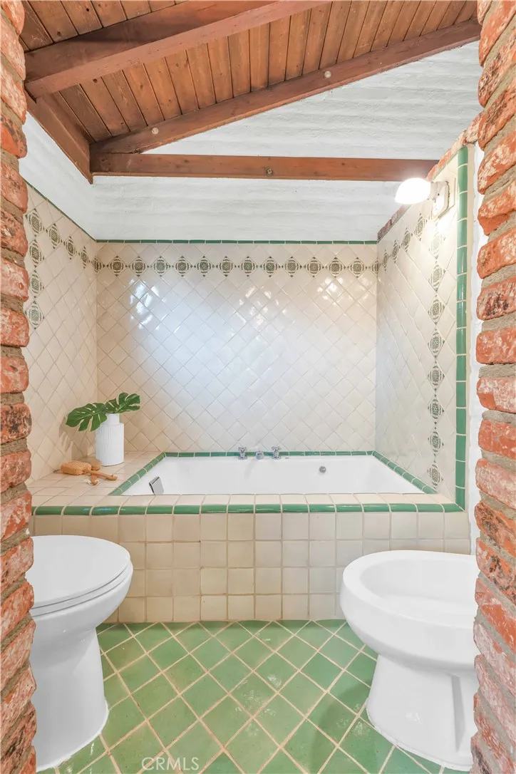 1321 W Valleyheart Drive, Burbank, California 91506 home-pic-21