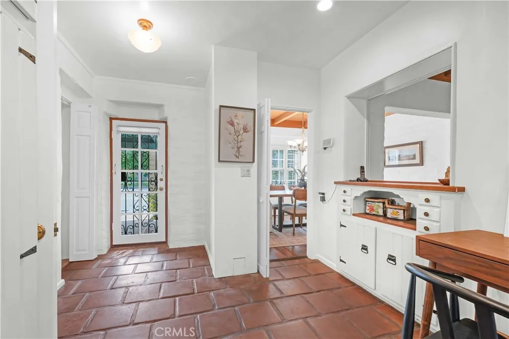 1321 W Valleyheart Drive, Burbank, California 91506 home-pic-15