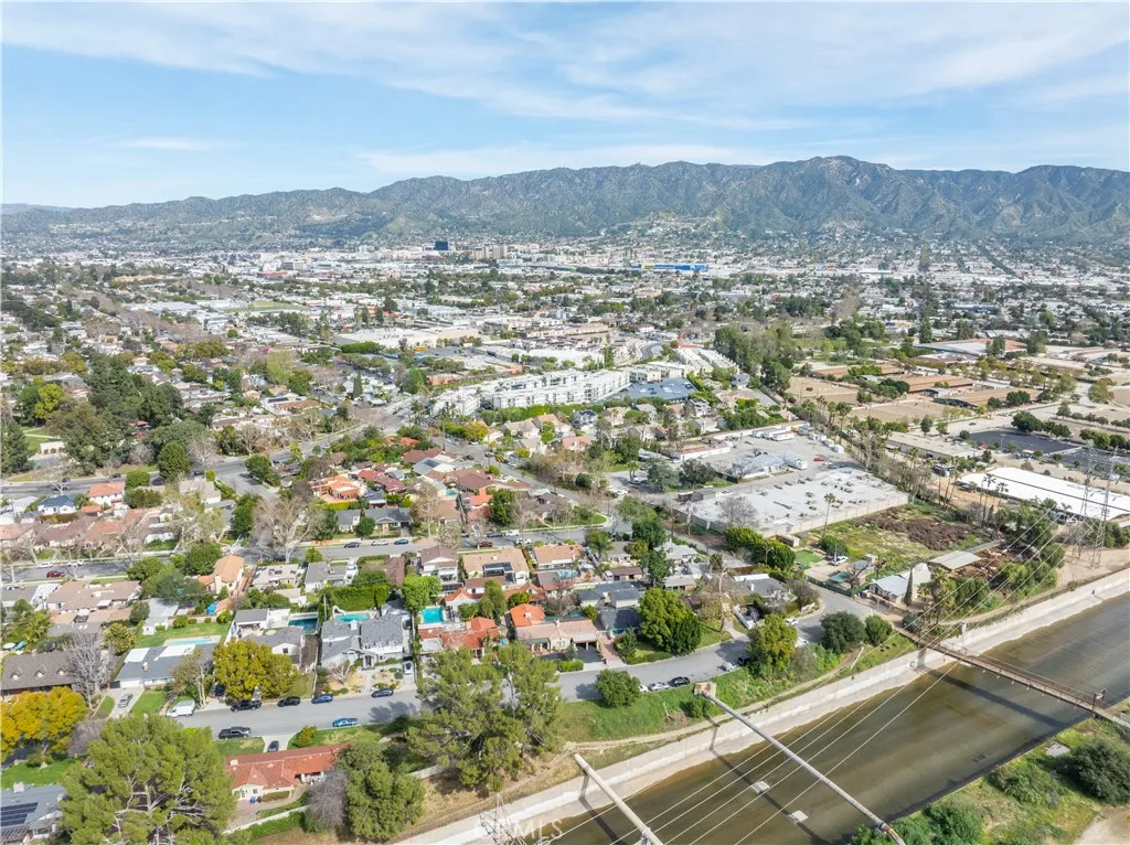 1321 W Valleyheart Drive, Burbank, California 91506 home-pic-68