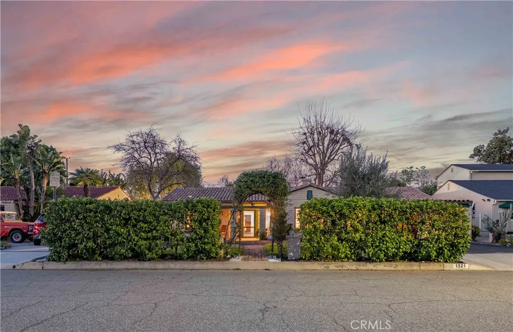 1321 W Valleyheart Drive, Burbank, California 91506 home-pic-63