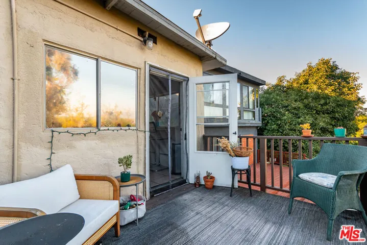 2 bedroom balcony off back