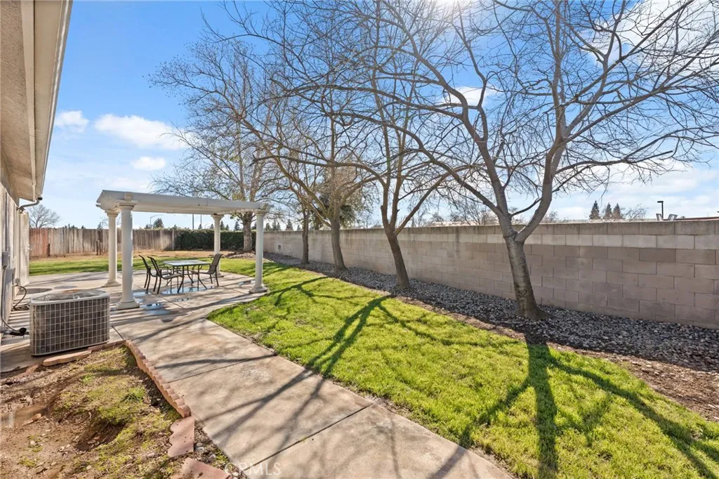 6615 N Babigian, Fresno, California 93722 home-pic-28