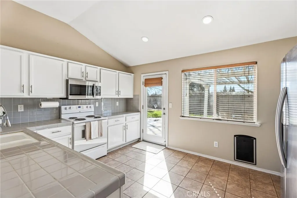 6615 N Babigian, Fresno, California 93722 home-pic-11