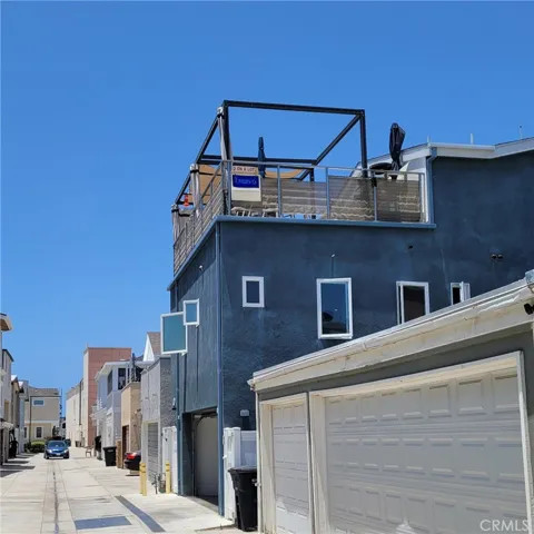 419 E. Balboa Blvd, #2 Home, Newer Construction, Entry at the Garage