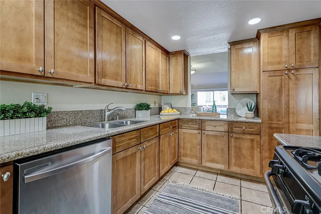 2105 Mathews Avenue 11, Redondo Beach, California 90278 home-pic-11