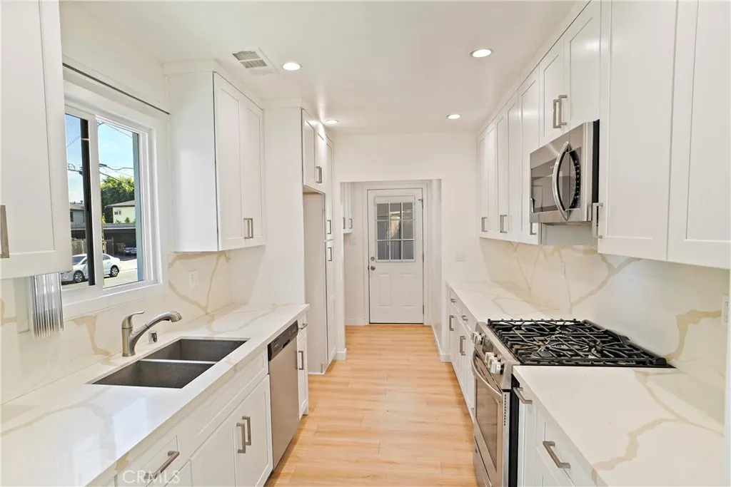 13900 Cantlay Street, Van Nuys, California 91405 home-pic-6