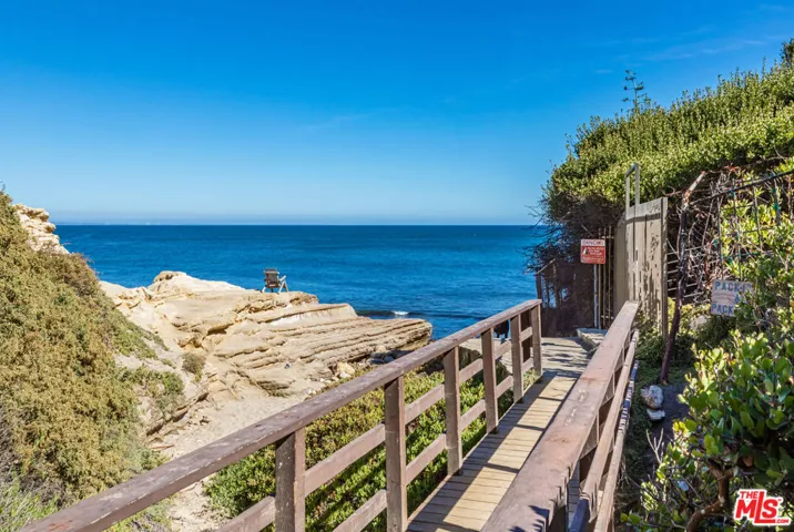 Riviera 3 Beach access