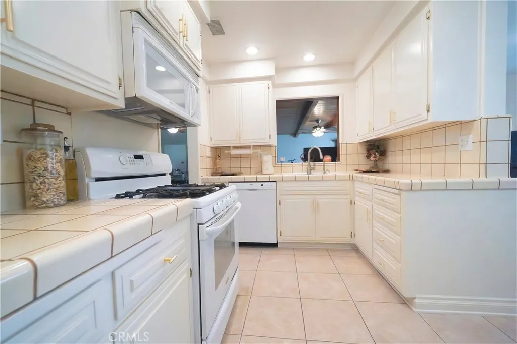 10462 Somerset Boulevard, Bellflower, California 90706 home-pic-12