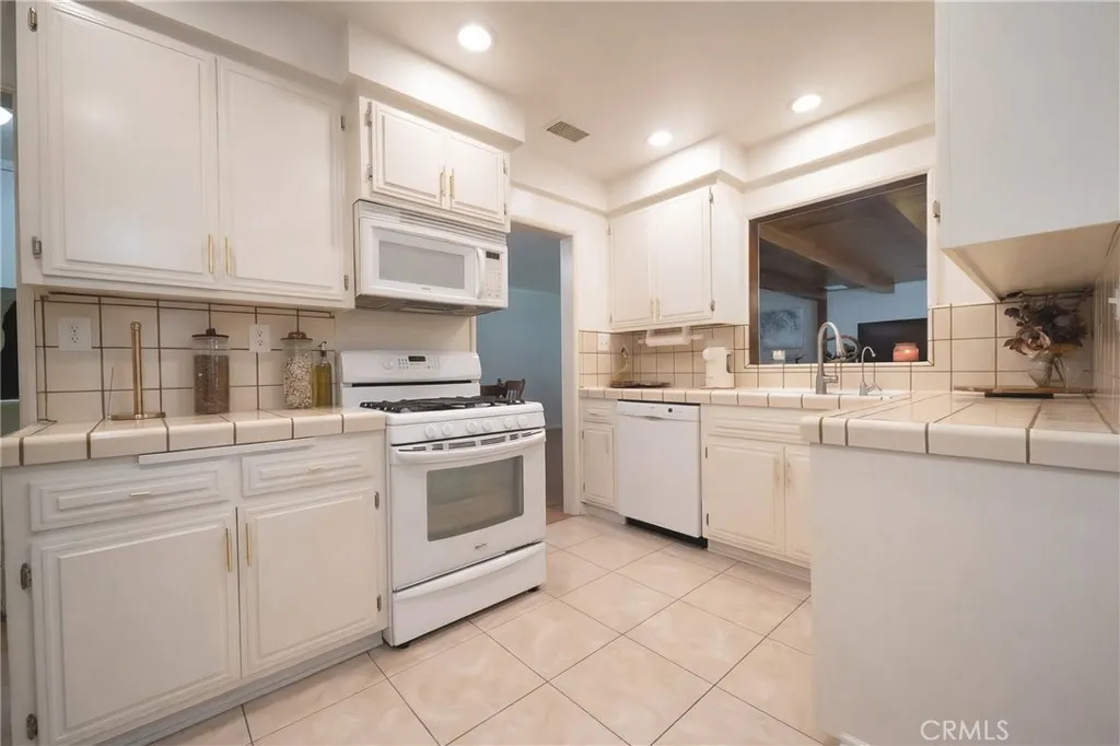10462 Somerset Boulevard, Bellflower, California 90706 home-pic-13
