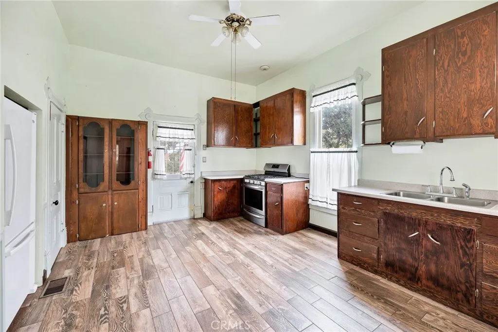 306 W 6th Street, Perris, California 92570 home-pic-11