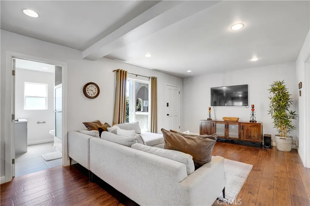 1301 S Hudson, Los Angeles, California 90019 home-pic-4