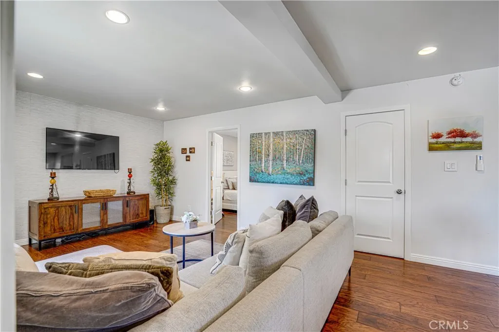 1301 S Hudson, Los Angeles, California 90019 home-pic-3