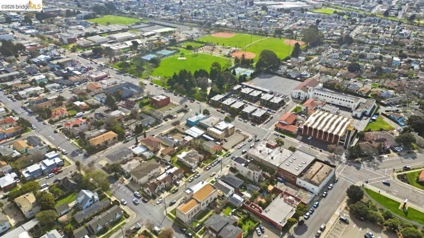 aerial view of property and surrounding area