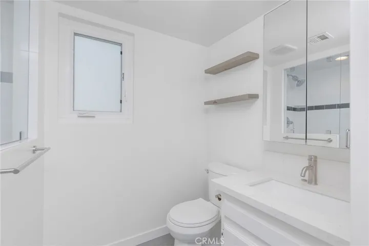 Unit B - Bathroom #2