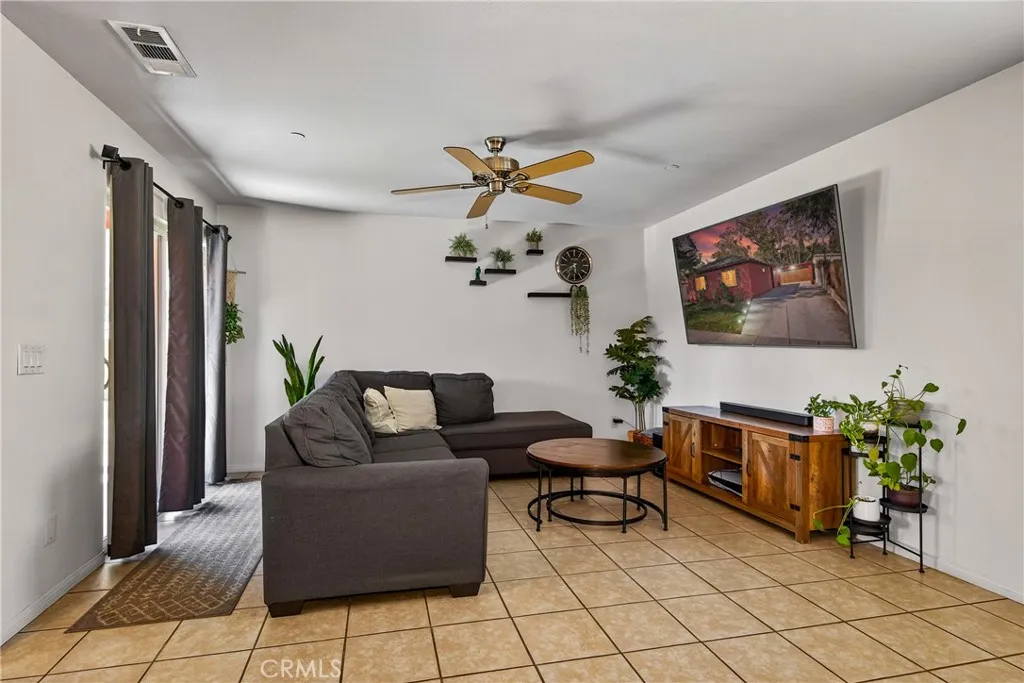 1087 N 1st St, Banning, California 92220 home-pic-7