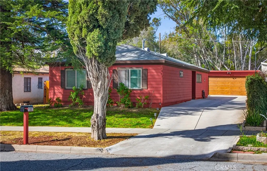 1087 N 1st St, Banning, California 92220 home-pic-24