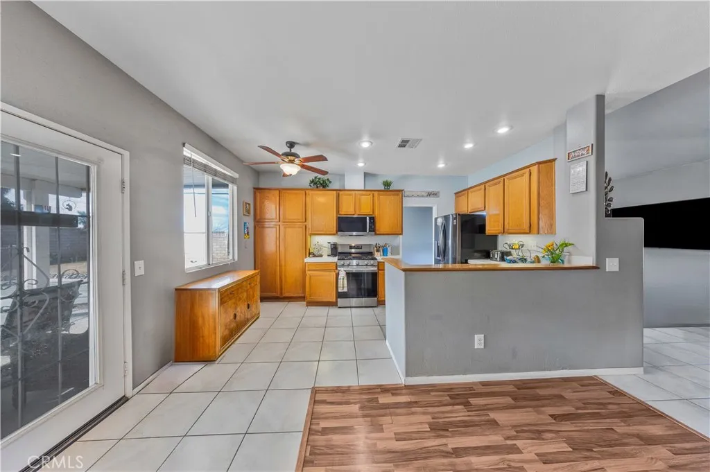 34711 Sunlight, Yucaipa, California 92399 home-pic-9