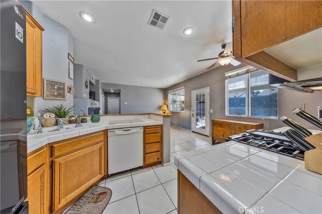 34711 Sunlight, Yucaipa, California 92399 home-pic-11