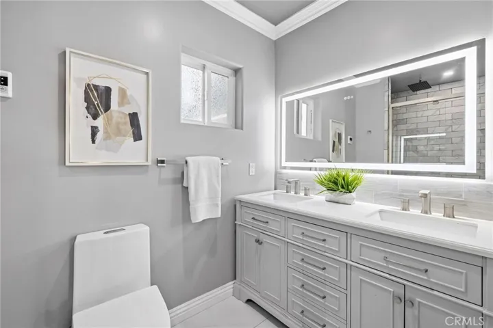 Main floor bedroom en-suite bathroom