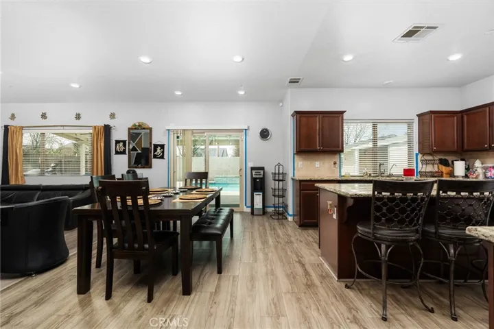 EATING AREA AND BREAKFAST BAR