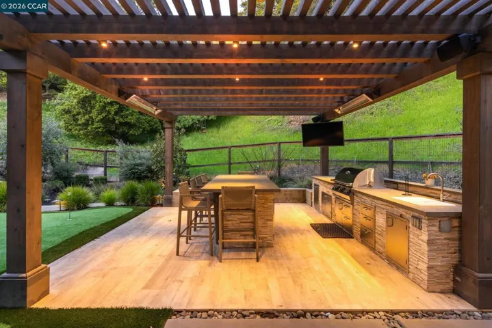 Sink, grill, TV, heaters