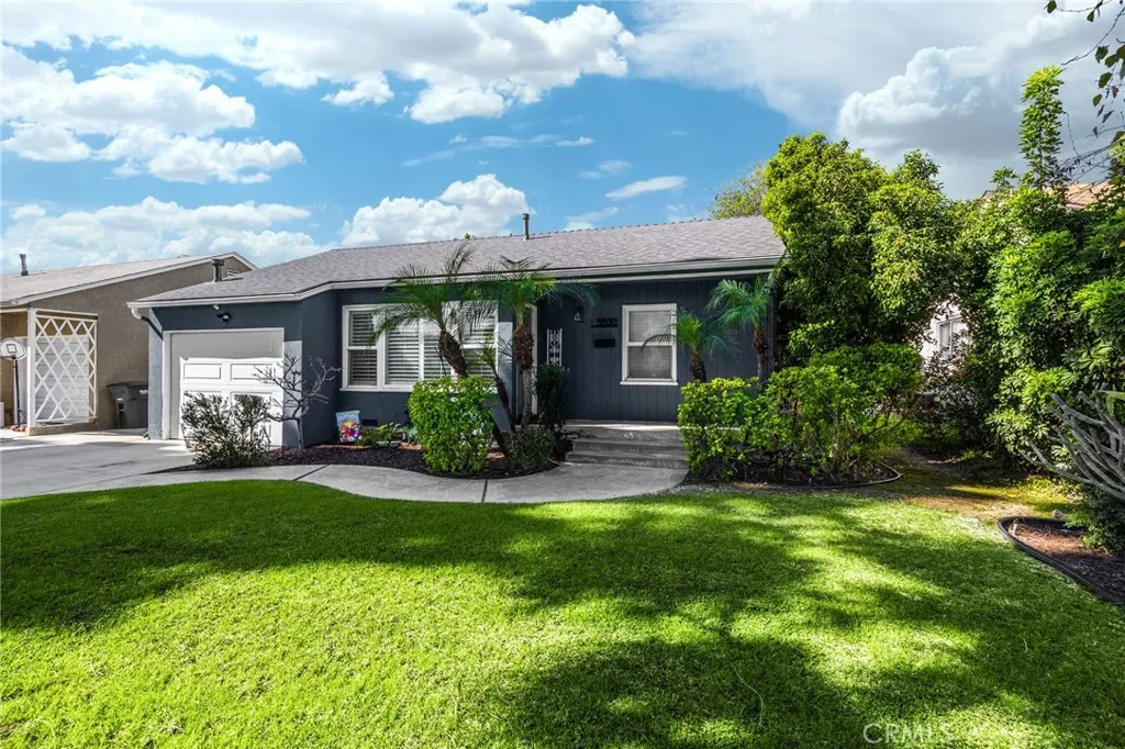 5533 Oliva Avenue, Lakewood, California 90712 home-pic-1