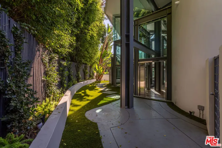8538 Eastwood Road, Los Angeles, California 90046