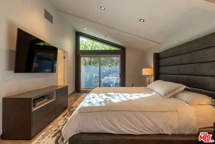 8538 Eastwood Road, Los Angeles, California 90046