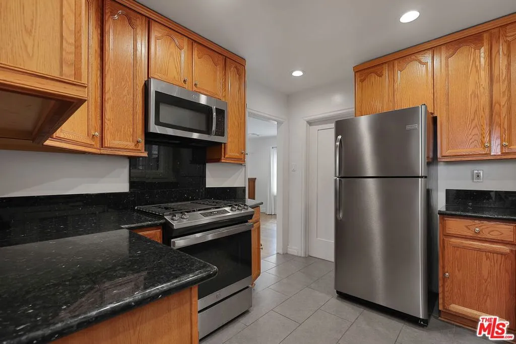 1271 S Mullen Avenue, Los Angeles, California 90019 home-pic-15