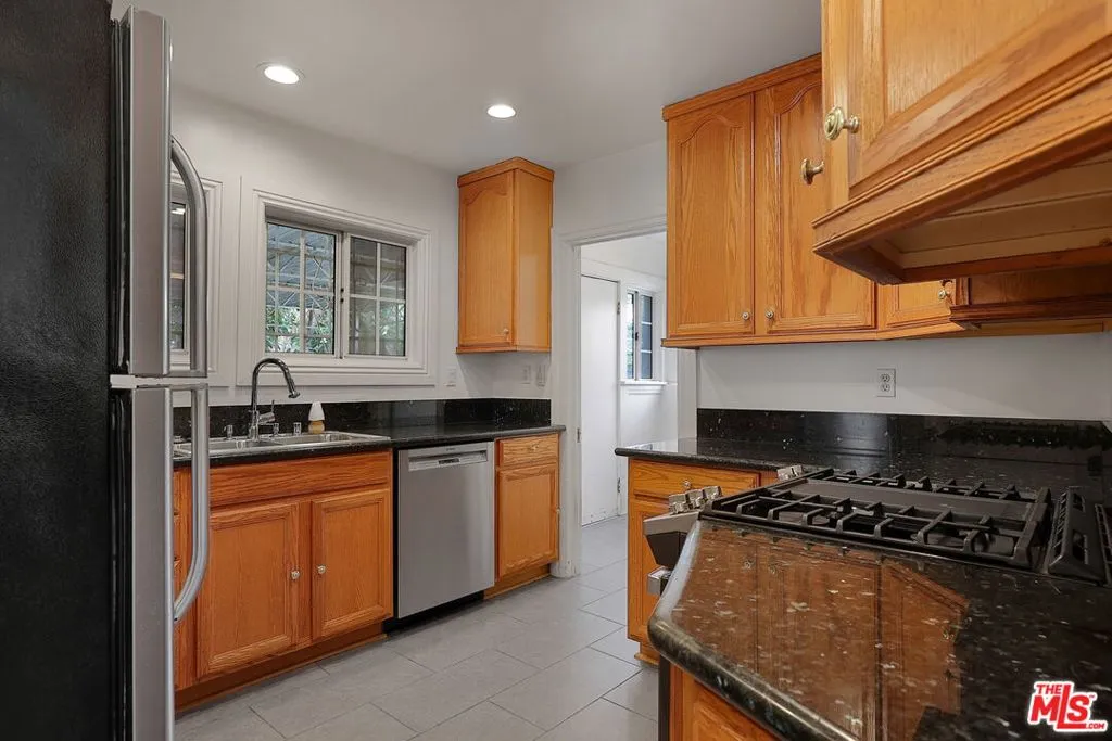 1271 S Mullen Avenue, Los Angeles, California 90019 home-pic-13