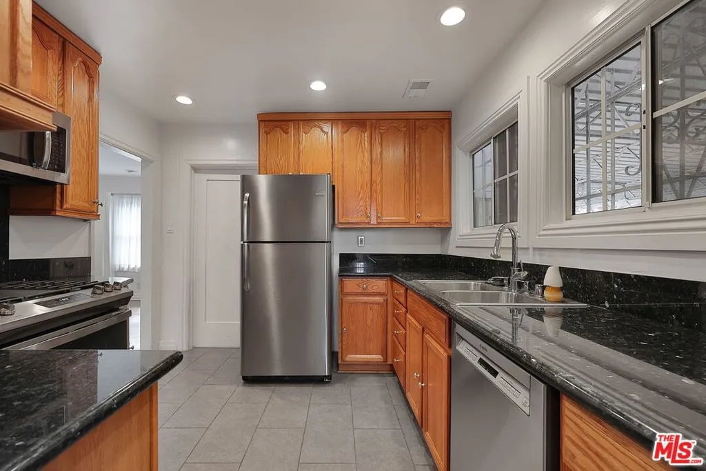 1271 S Mullen Avenue, Los Angeles, California 90019 home-pic-14
