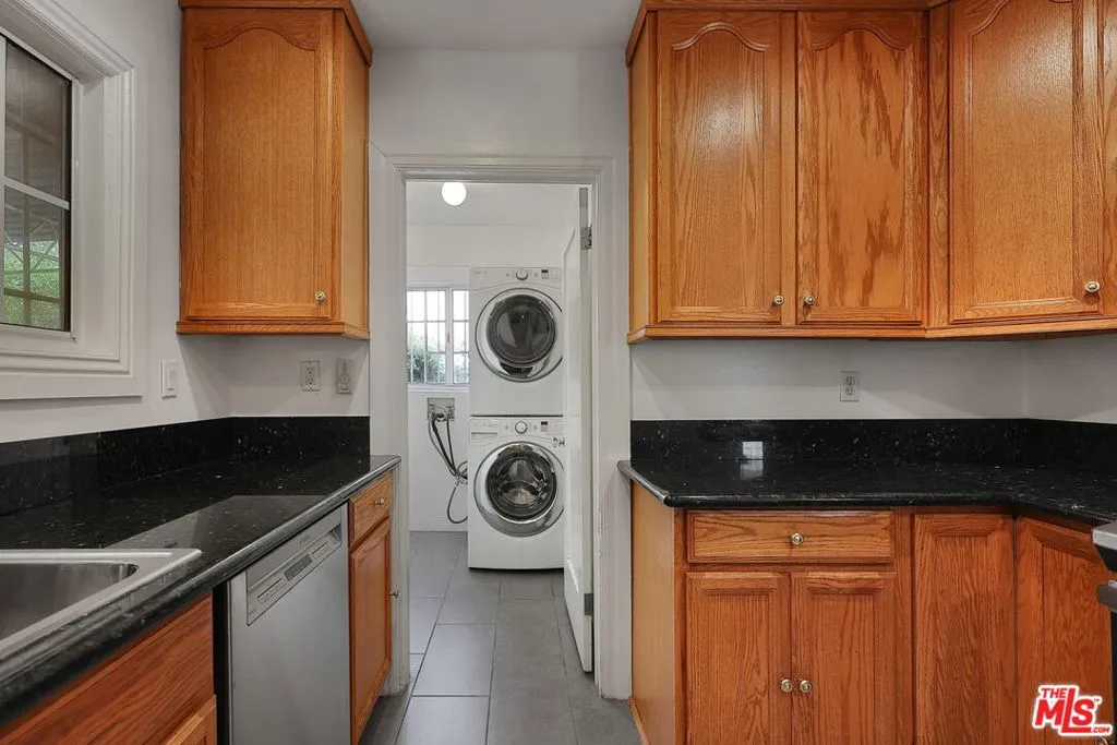 1271 S Mullen Avenue, Los Angeles, California 90019 home-pic-16
