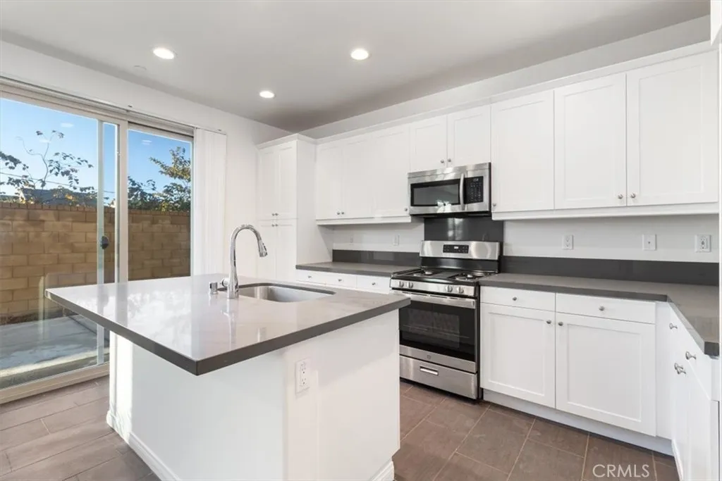 3126 E Painted Crescent St, Ontario, California 91762 home-pic-6