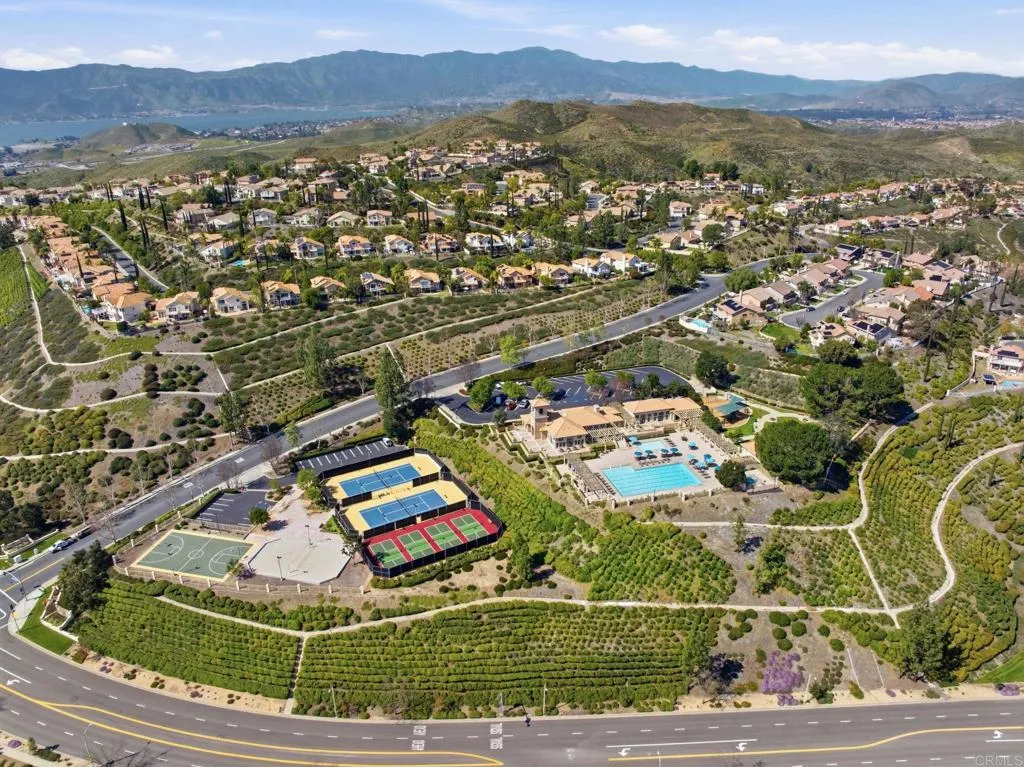 Tuscany Hills Club! Gigantic pool, barbecues, tennis, community fun!