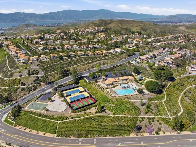 Tuscany Hills Club! Gigantic pool, barbecues, tennis, community fun!